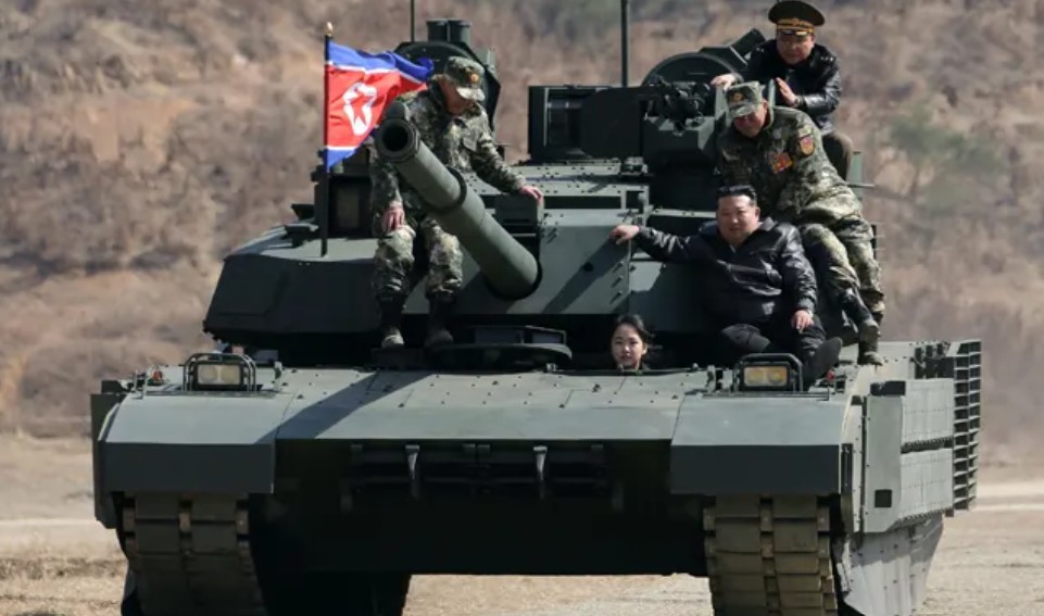 కుమార్తె తో కలిసి వార్ ట్యాంక్ లో కిమ్ షికారు